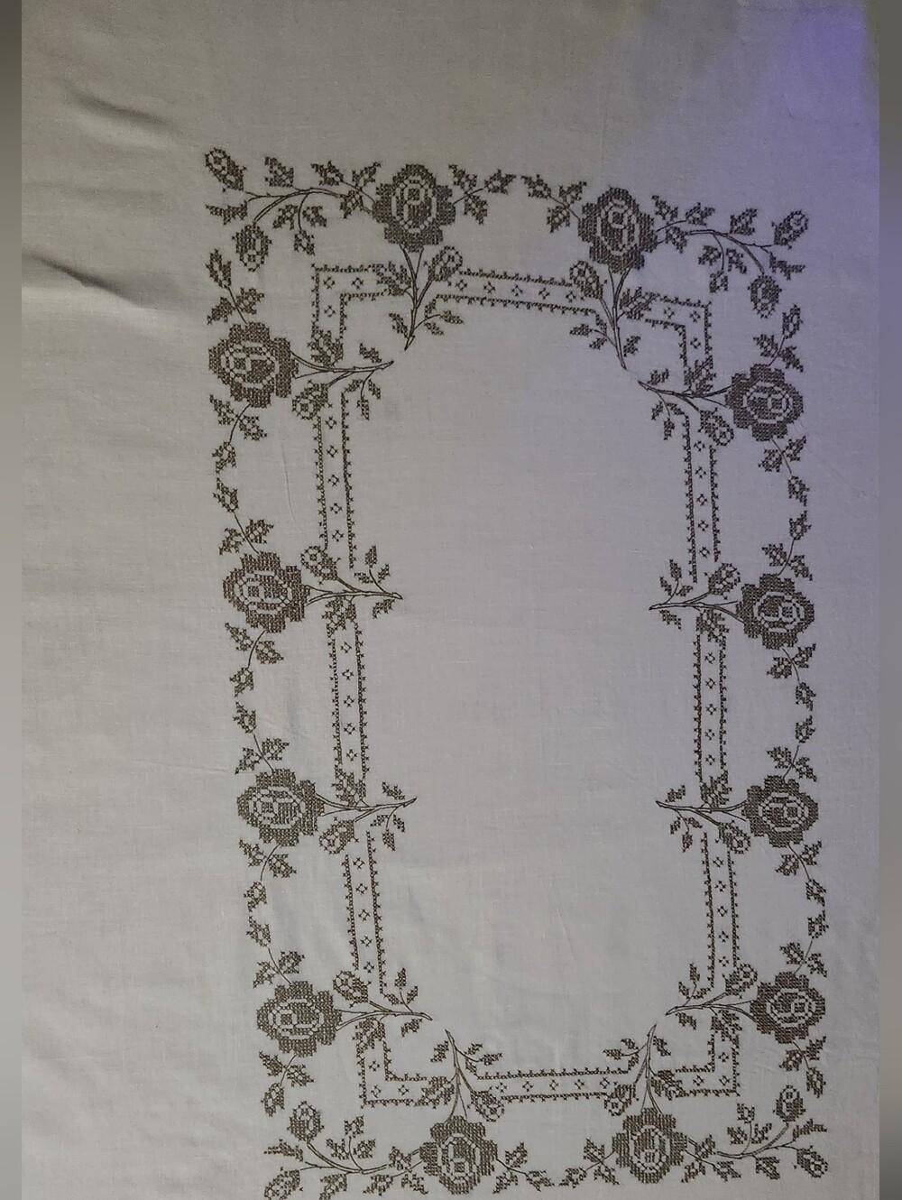 BROWN ROSE CROSSTITCH TABLECLOTH WITH CLUNY LACE - Picture 15 of 15